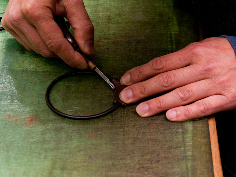 <b>縫製終了後、形を整えるために余計な部分を削り取っていく</b>