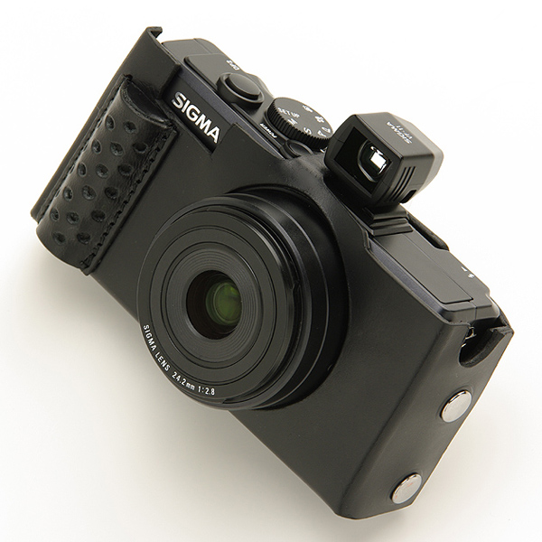 <b>本革製のDP1&amp;DP2用ボディスーツ グリップ付き（1万4,700円～1万5,200円）</b>