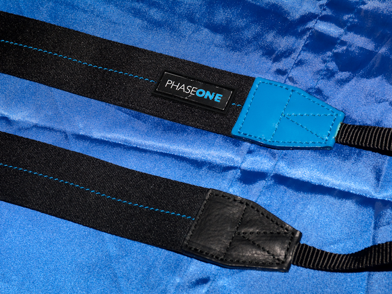 <b>ストラップ本体にフェーズワンのロゴを配する</b>