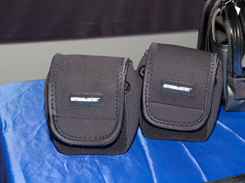 <b>デジタルバック用のソフトケースも参考展示した</b>