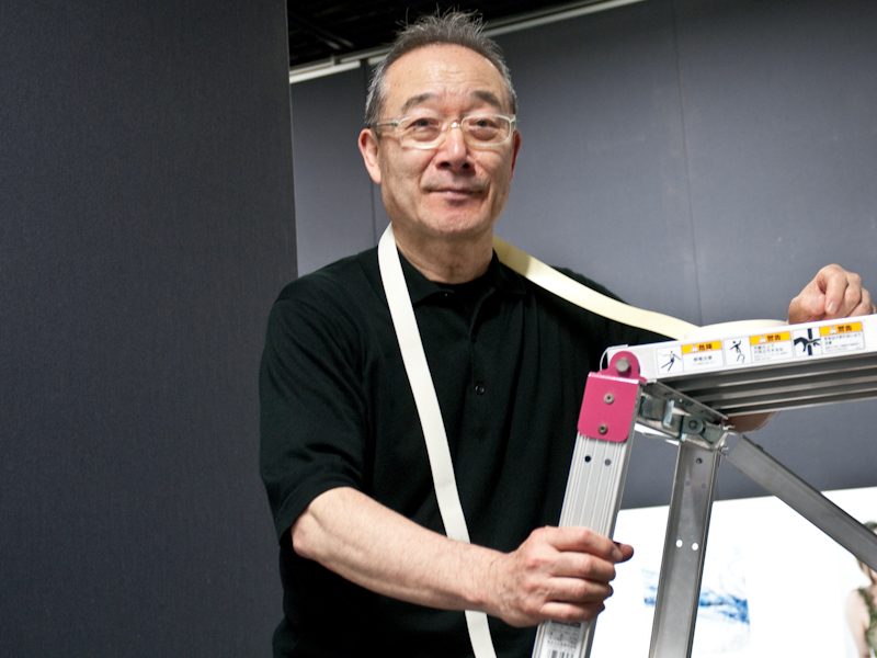 <b>与田さんにポートレート撮影をお願いしたら、脚立を持ってきて上り始めた</b>