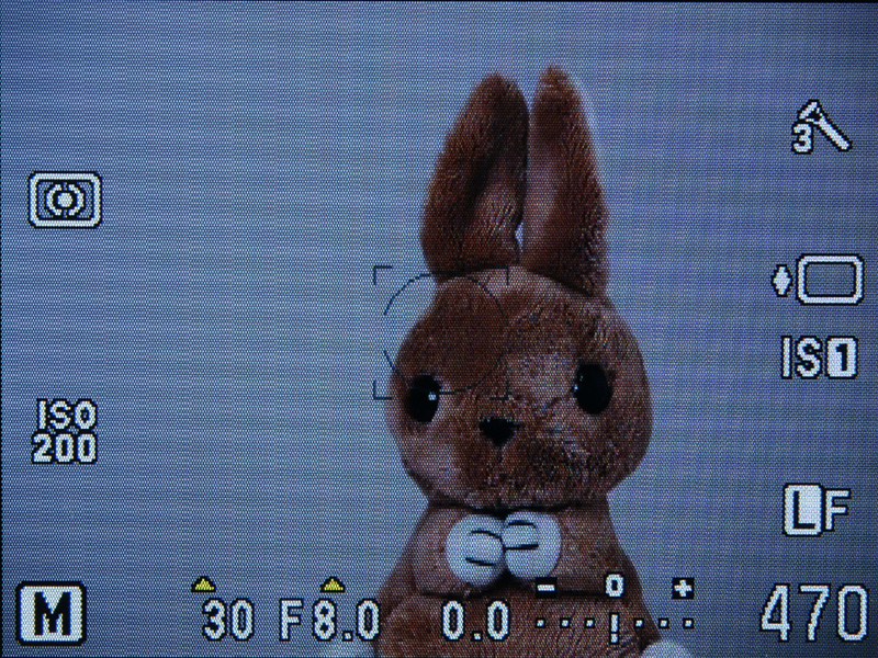 <b>E-PL1の撮影画面。左の画面の状態で上ボタンを押すと、右の状態になる。焦ると上ボタンを押し忘れがち</b>