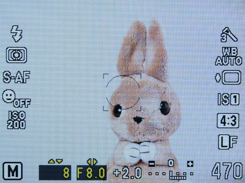 <b>E-PL1の撮影画面。左の画面の状態で上ボタンを押すと、右の状態になる。焦ると上ボタンを押し忘れがち</b>