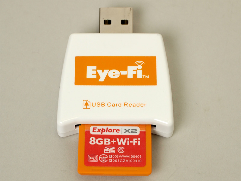 <b>Eye-FiカードとUSBカードリーダー。この状態でパッケージに入っている</b>