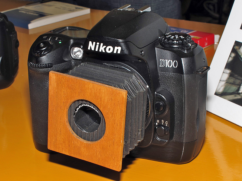 <b>「D100」に装着した手作り蛇腹レンズ</b>