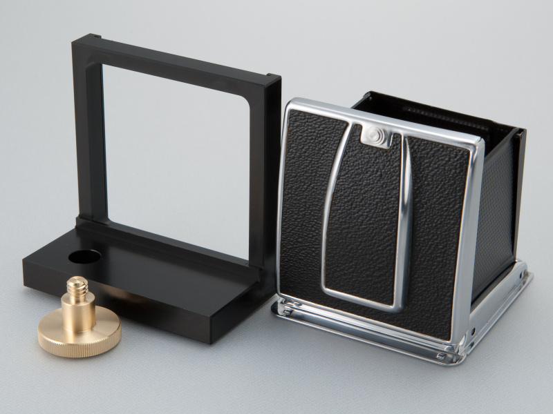 <b>アダプターはデルリン材の削り出し。受注生産でmuk selectから注文できる。ハッセルファインダーは別売だ</b>