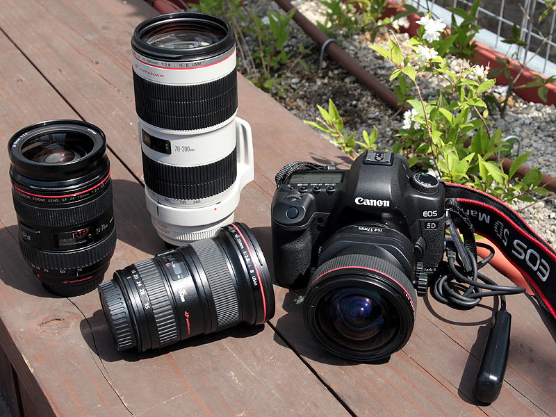<b>今回の撮影に使用した機材。キヤノンEOS 5D Mark II、TS-E 17mm F4 L（カメラに装着）、EF 70-200mm F2.8 L IS II US（奥）、EF 16-35mm F2.8 L II USM（手前）、EF 24-70mm F2.8 L USM（左）</b>