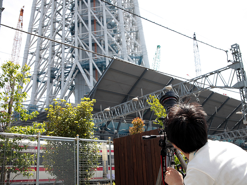 <b>残念ながら列車も構図に入れようとすると、柵も映り込む。見学広場は三脚の利用が可能だ</b>