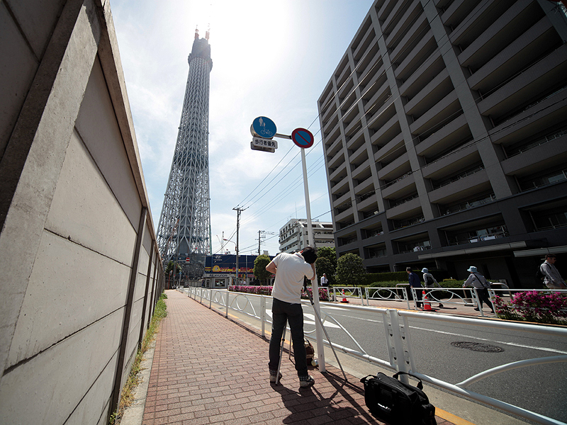 <b>見学広場から撮影広場に向かう途中にある歩道から撮影。レンズをフォール側にシフトさせて遠近感をより強調している</b>