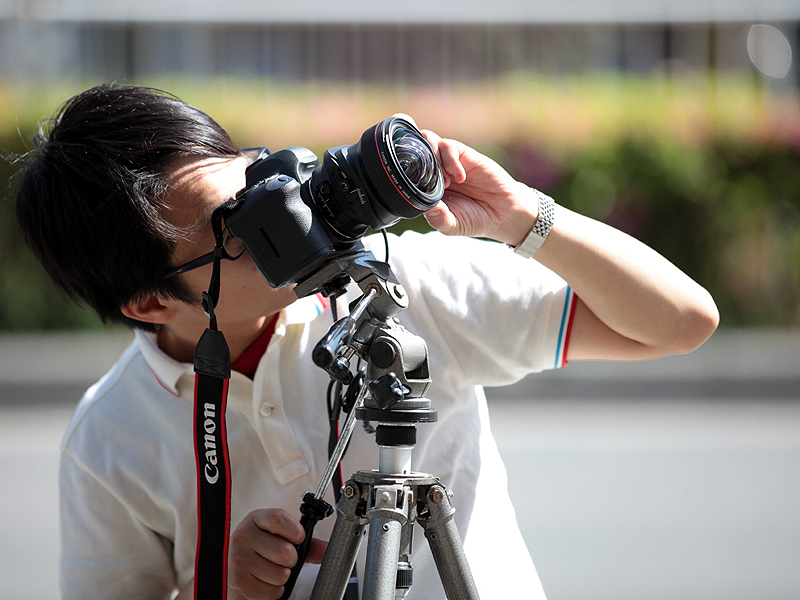 <b>この場所では、シフトレンズのノーマル状態とシフトおよびティルト状態を比べてみた。アオリ機能を使うことで歪みが大きく改善しているのがわかる</b>