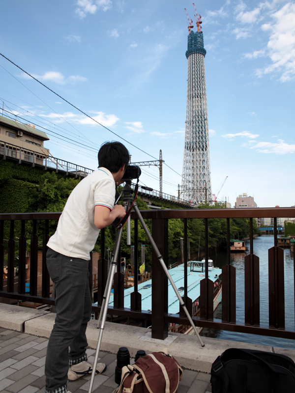 <b>建設現場から少し離れた場所として、スカイツリー見物スポットとしてすでに有名になっている北十間川と東武線の高架を入れたツリーを撮影できるスポットだ</b>
