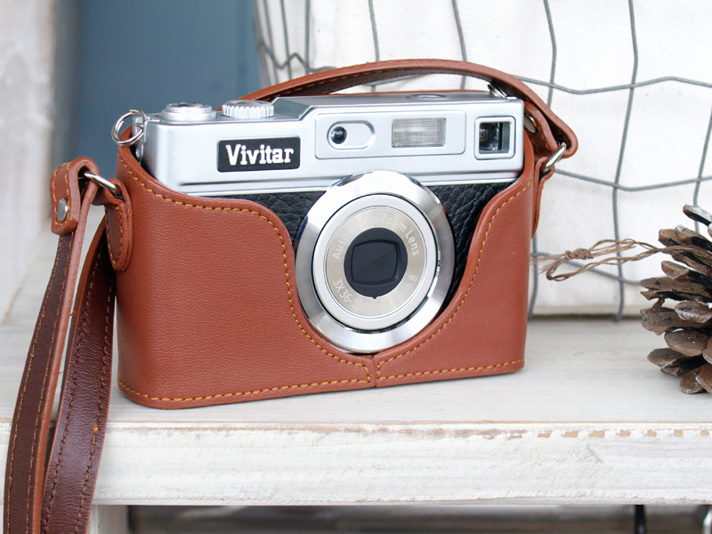 <b>GIZMON ViviCam 8027専用速写ケース（カメラに装着したところ、以下同）</b>