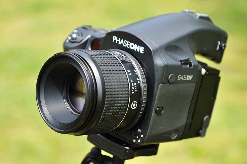 <b>フェーズワン645DFに取り付けたシュナイダークロイツナッハAF 55mm F2.8 LS（左）。右はシュナイダークロイツナッハAF 110mm F2.8 LS</b>
