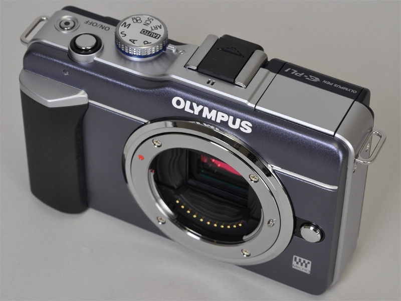 <b>光の加減で色の濃淡が変わる。質感はシャンパンゴールドに近い</b>