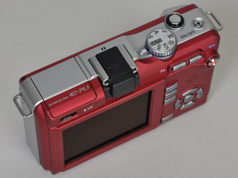 <b>レギュラーカラーのシャンパンゴールドに近い手触りと光沢感</b>