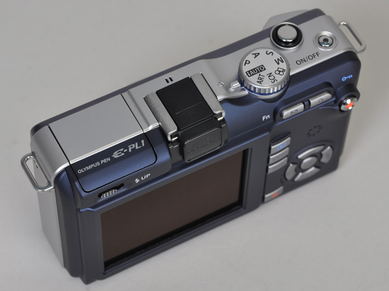 <b>光の加減で色の濃淡が変わる。質感はシャンパンゴールドに近い</b>