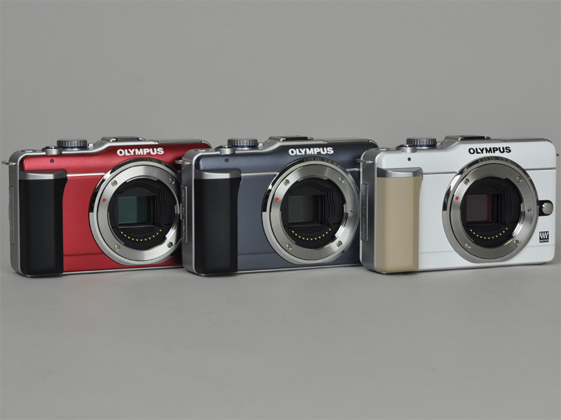 <b>左からルビーレッド、ブルーブラック、ホワイト</b>