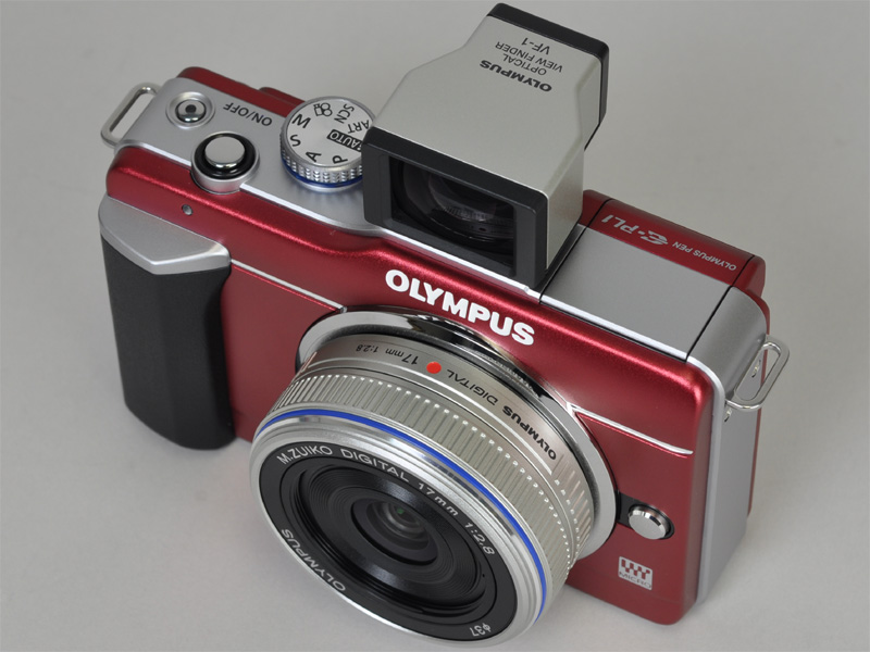 <b>同梱のビューファインダー「VF-1」を装着</b>