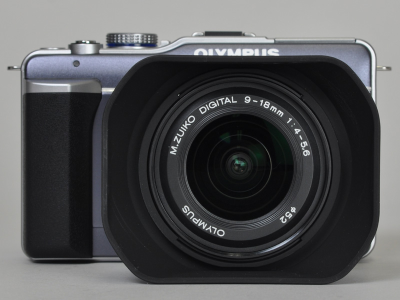 <b>別売のレンズフード「LH-55B」を装着したところ</b>