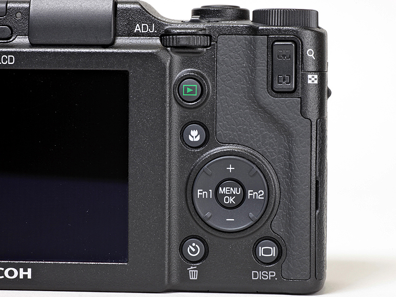 <b>背面右手側の操作部。ADJ.レバーは上側に位置する。再生ボタンの下にあるのがマクロボタン</b>