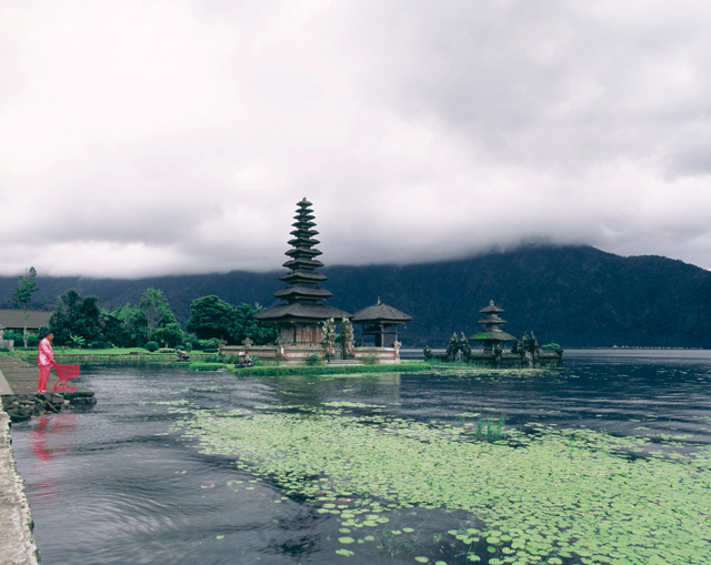 <b>(c) Manit Sriwanichpoom</b>