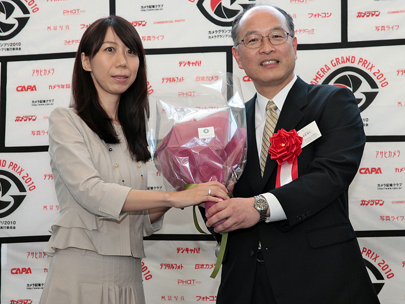 <b>開発秘話を話したオリンパスイメージング開発本部商品開発部長の朝倉康夫氏（右）</b>