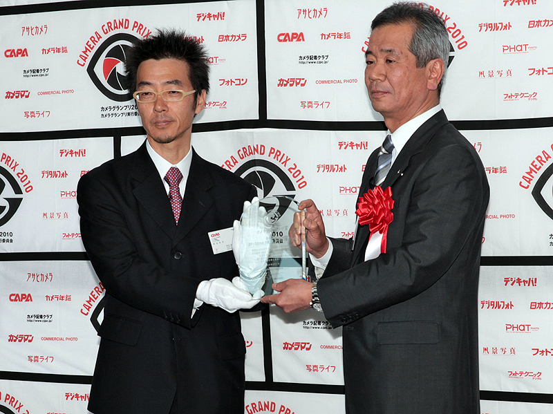<b>カメラ記者クラブ賞の盾を受け取るキヤノン取締役イメージコミュニケーション事業本部 本部長の真栄田雅也氏</b>