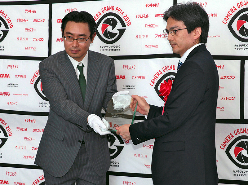 <b>カメラ記者クラブ賞の盾を受け取るソニーコンスーマー・プロフェッショナル&amp;デバイスグループ 半導体事業本部セミコンダクタテクノロジー開発部門 部門長の平山照峰氏</b>