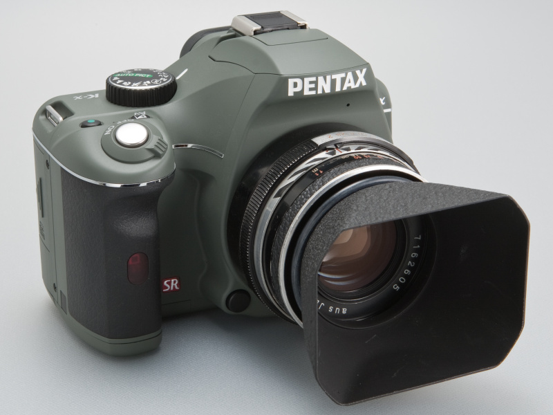 <b>エッジのきいたボディに、旧東ドイツ製のレンズとフードを合わせる。硬派なスタイルの完成だ</b>