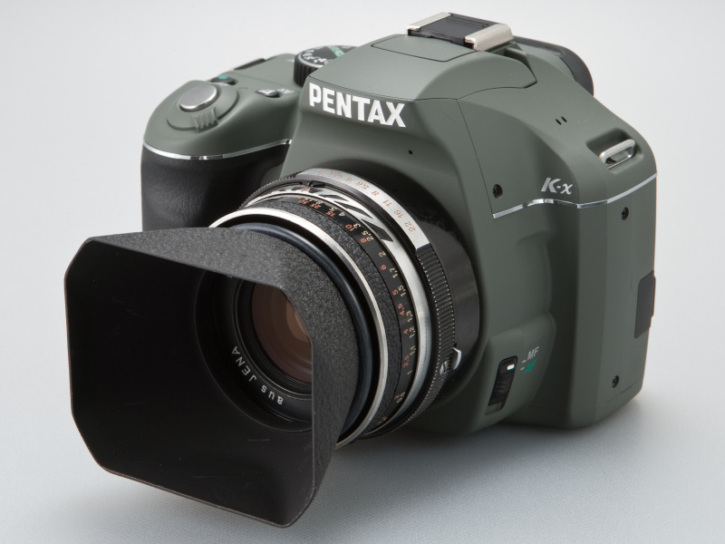 <b>ペンタコン製角型フードは、49mm径でレンズに直接ねじ込んでいる。中古価格は約3,000円</b>