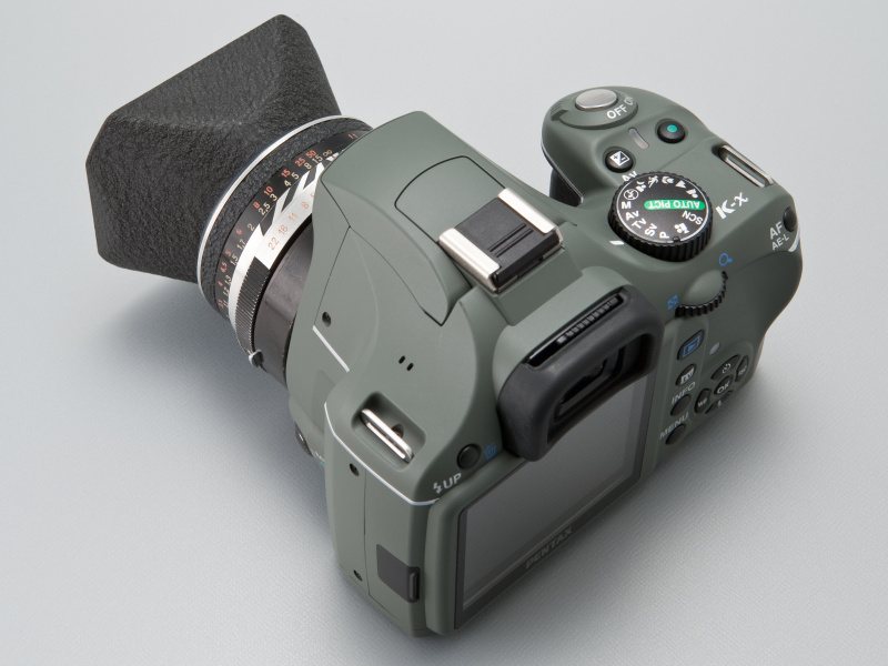 <b>パンカラー50mm F2の被写界深度目盛は、シルバーとブラックで描かれている。ゼブラ柄っぽく見えて迫力がある</b>