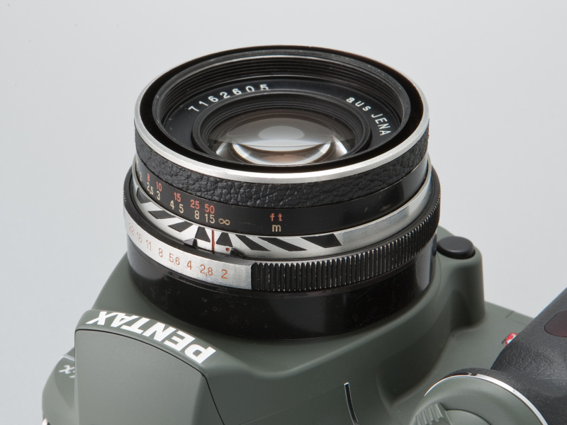 <b>ハッセルレンズでおなじみの、被写界深度をメカニカルに表示するギミックを搭載。中古価格は1万5,000円程度</b>