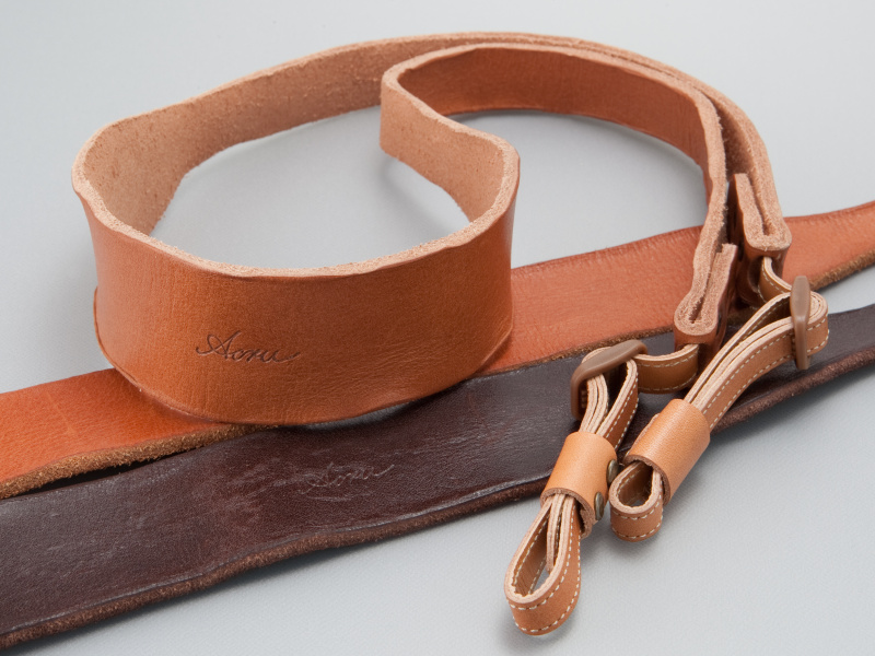 <b>Acru「一枚革ハンドウォッシュカメラストラップ」は、モカ、ブラウン、チョコの3色展開だ。実勢価格8,400円</b>