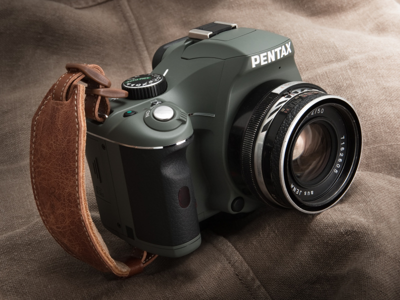 <b>Acruは一眼レフ向けに「レザーカメラグリップベルト」も発売。写真のカフェオレ他、全10色展開で、実勢価格は4,200円</b>