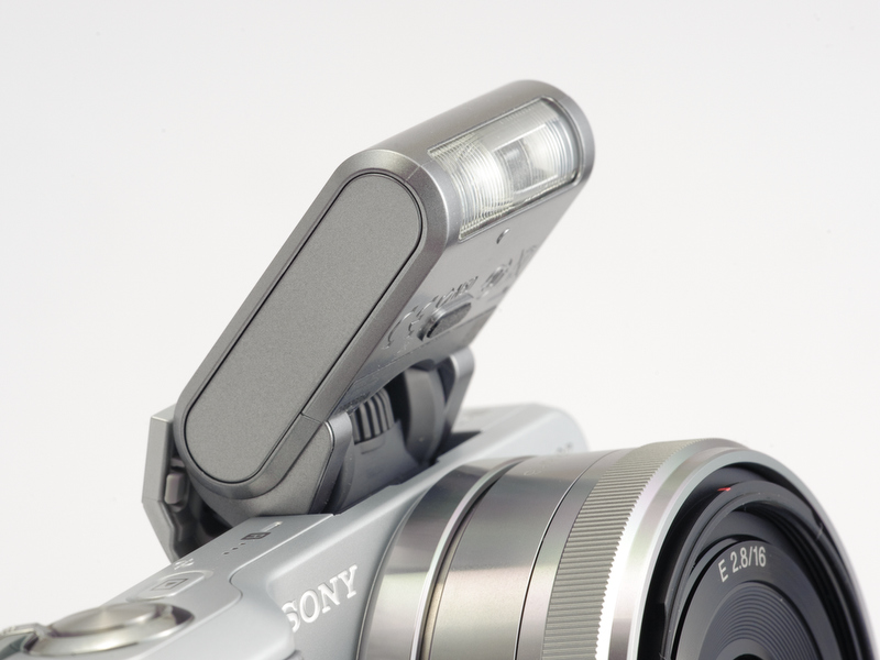 <b>付属の小型ストロボを装着したところ。上から差し込んで、付け根部分のノブを回して固定する方式。あまりスマートじゃない</b>