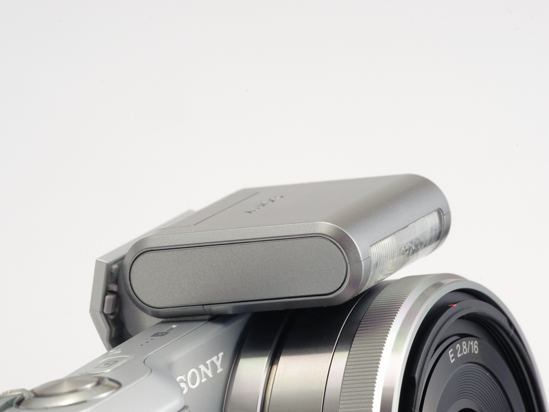 <b>ストロボは装着したままたたんでおくこともできる。</b>