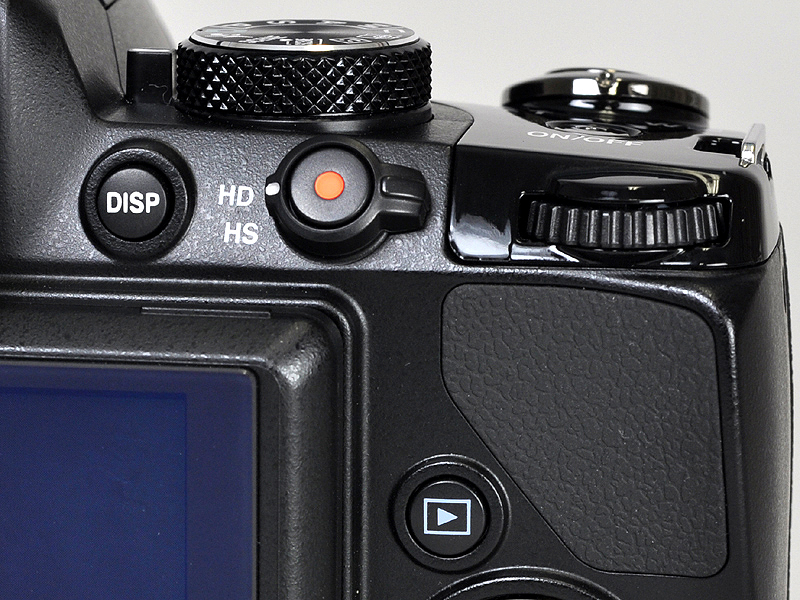 <b>動画撮影用のスタートボタンを装備。周囲のレバーをHSにするとハイスピード撮影モードになる</b>
