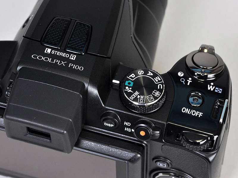 <b>背面の親指部分にコントロールダイヤルを備える</b>