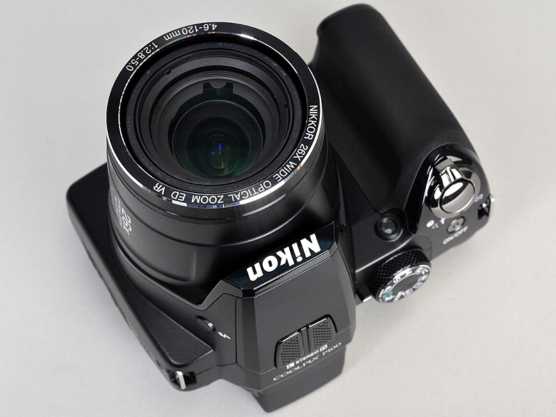 <b>ボディの最上部にはステレオマイクを装備</b>