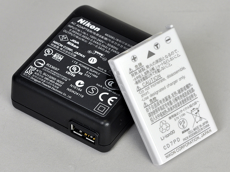 <b>付属の充電器とバッテリー</b>