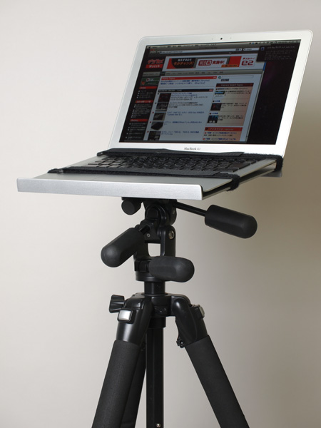 <b>カメラ三脚用ノートPCデスクの使用例</b>