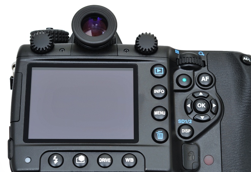 <b>背面。液晶モニターは3型92万ドット</b>