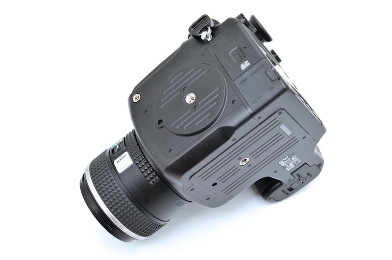 <b>側面に三脚穴を装備。縦位置での撮影で安定度が高い</b>