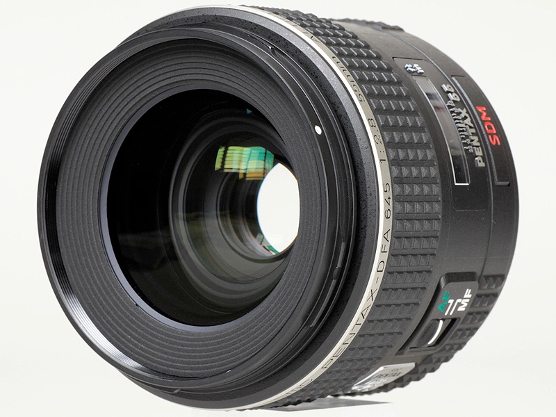 <b>645Dとともに用意されるD FA 645 55mm F2.8 AL [IF] SDM AW</b>