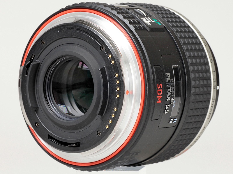 <b>645Dとともに用意されるD FA 645 55mm F2.8 AL [IF] SDM AW</b>