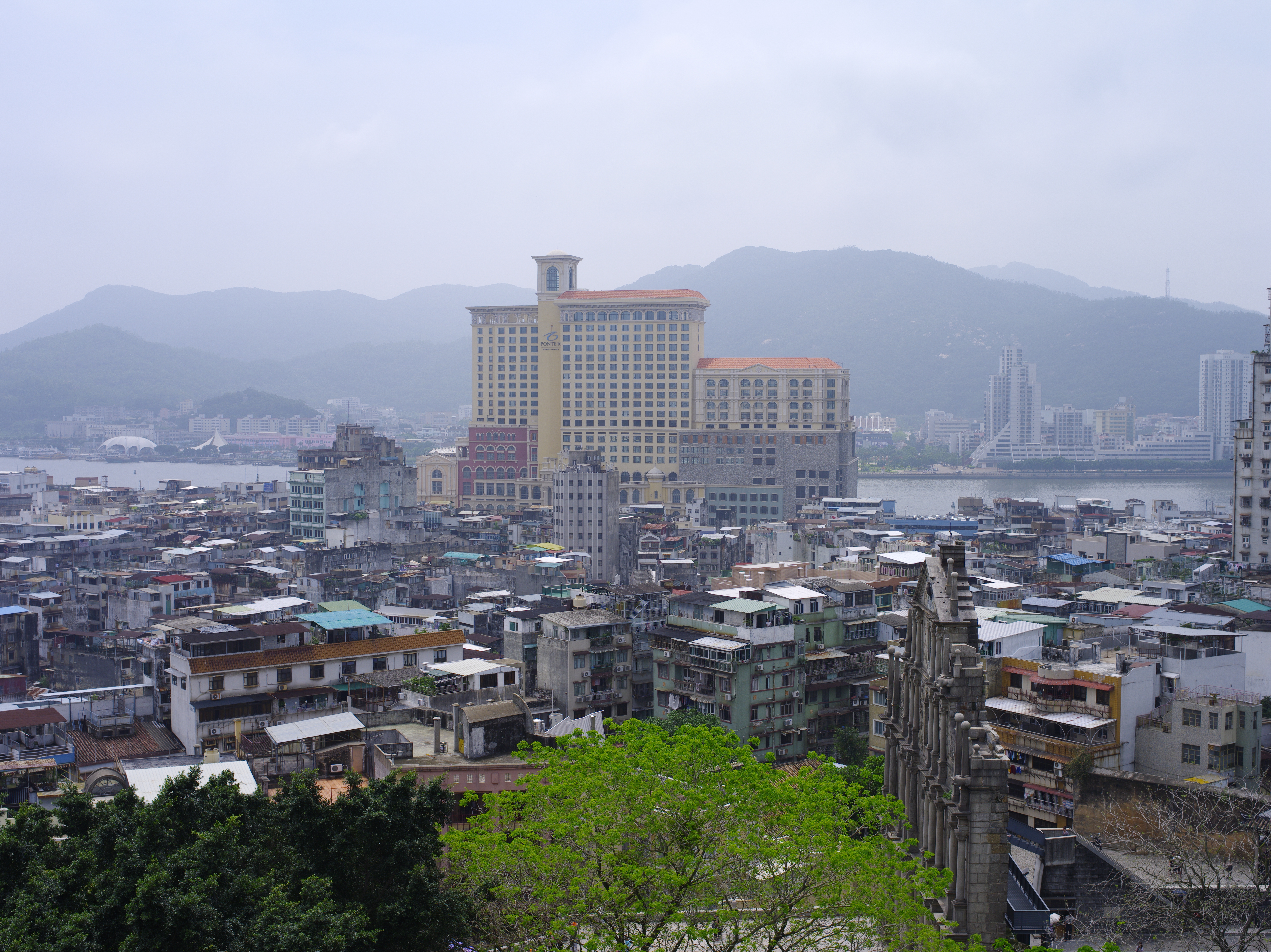 <b>645D / D FA 645 55mm F2.8 AL [IF] SDM AW / 約17.8MB / 7,264×5,440 / 1/400秒 / F11 / +0.3EV / ISO200 / WB:オート</b>