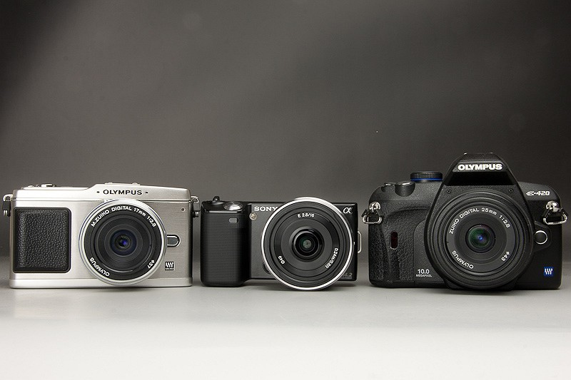<b>左からE-P1、NEX-5、E-420。フォーサーズサイズでファインダーも備えたE-420はともかく、E-P1よりも大幅に小さいのが驚き。これでAPS-Cサイズの撮像素子を搭載しているとは驚きだ。ただ見ての通り、最も広角であることを差し引いても、レンズサイズはE-420のパンケーキレンズ並みに大きい</b>