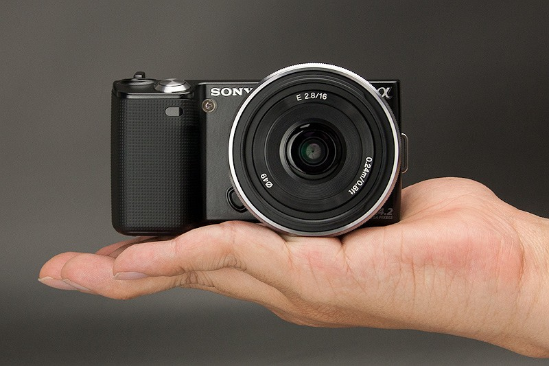 <b>手のひらにすっぽり収まるコンパクトボディ。とにかく、これがNEX-5最大の魅力</b>