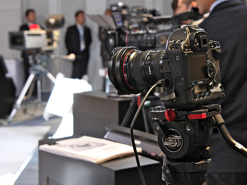 <b>EOSムービー搭載機を動画用三脚で試すことができる</b>