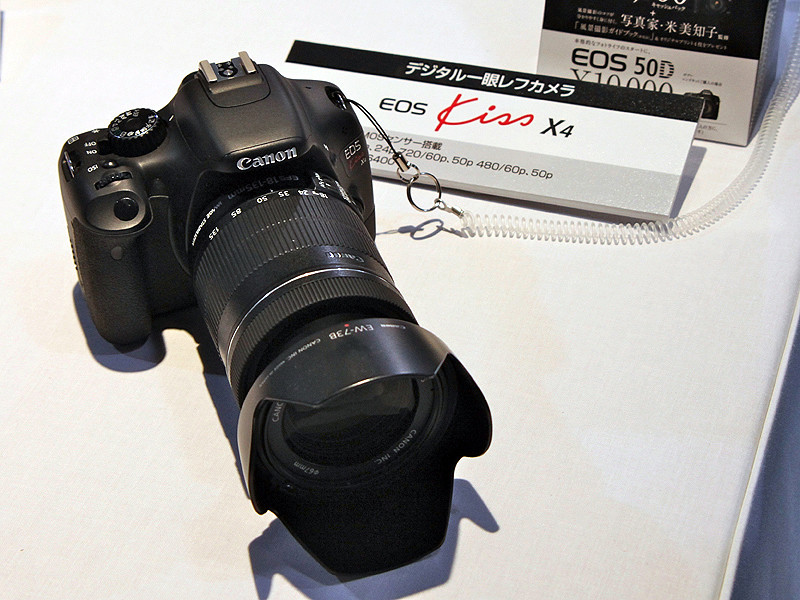 <b>ハンズオンコーナーには2月発売の「EOS Kiss X4」も</b>